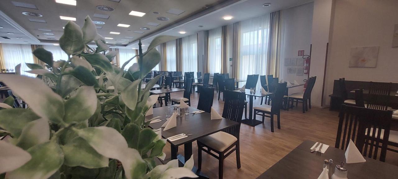 Hotel Frymburk Exteriör bild